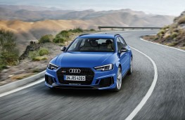 Audi RS4 Avant front action