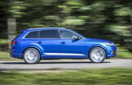 Audi SQ7, side action
