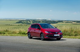 Toyota Auris GB25, front quarter l-r