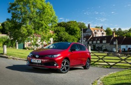 Toyota Auris GB25, front quarter