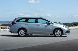 Toyota Auris Touring Sports, side