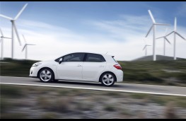 Toyota Auris HSD, side