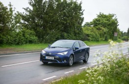 Toyota Avensis, front