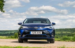 Toyota Avensis, front