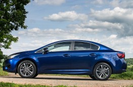 Toyota Avensis, side