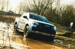 Isuzu D-Max V-Cross, 2025, wading