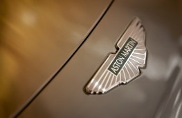 Aston Martin DB 12 Goldfinger Edition, 2024, badge