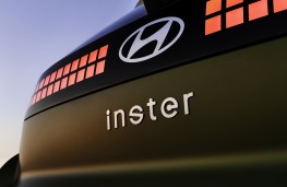 Hyundai Inster Cross, 2025, badge