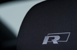 Volkswagen Beetle R-Line, 2017, logo
