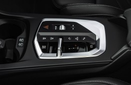 BMW 120 M Sport, 2025, gear selector