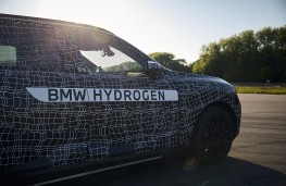 BMW iX5 Hydrogen, 2025, side