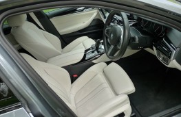  BMW 520d M Sport, front seats