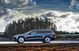 Volvo V60 Cross Country, 2019, side