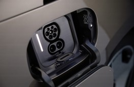 Mercedes-Benz VLE, 2026, charging port