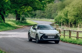 Toyota C-HR PHEV, 2026, front, action