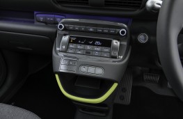 Hyundai Inster Cross, 2025, console controls