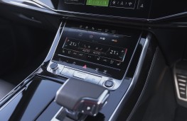 Audi Q7 55 TFSI quattro, 2025, centre console