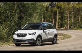Vauxhall Crossland X, 2017, front, action 2