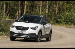 Vauxhall Crossland X, 2017, front, action 3