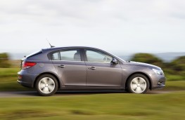 Chevrolet Cruze hatchback, side, action