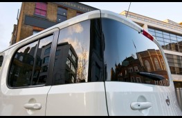 Nissan Cube, tailgate