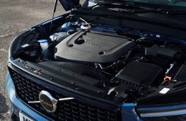 Volvo XC40 B3, 2025, engine