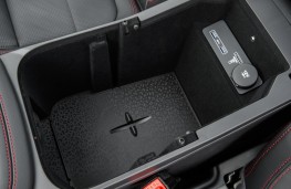 Jaguar E-Pace, 2017, centre console