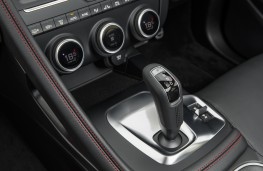 Jaguar E-Pace First Edition, 2017, gear lever