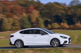 Hyundai i30 Fastback N Line, 2018, side