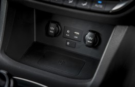 Hyundai i30 Fastback N, 2019, phone charging pad
