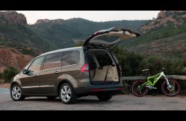 Ford Galaxy, loading