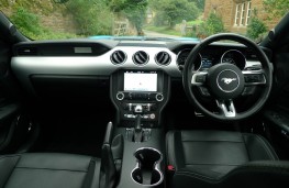 Ford Mustang 5.0 V8 GT, dashboard