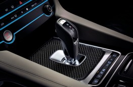 Jaguar F-PACE SVR, 2018, gear lever