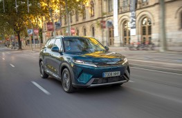 BYD Atto 2 DM-i, 2025, front, action