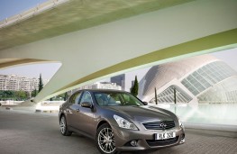 Infiniti G37, front