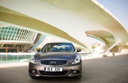 Infiniti G37, front