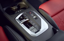 BMW M325 xDrive, 2024, gear selector, centre console