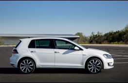 Volkswagen Golf GTE, side