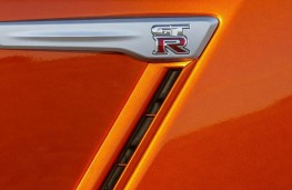 Nissan GT-R, 2017, badge