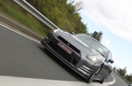 Nissan GT-R, front