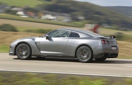 Nissan GT-R, side
