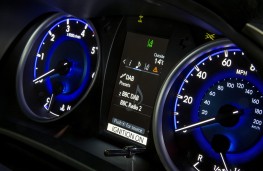 Toyota Hilux, 2016, dials