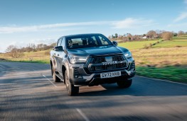 Toyota HiLux, 2025, front