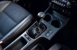 Toyota HiLux, 2025, gear lever