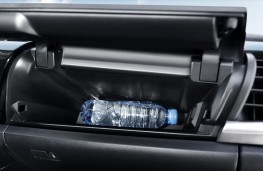Toyota Hilux, 2016, glovebox