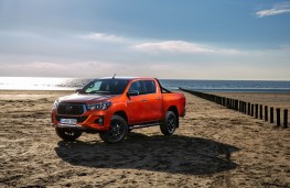 Toyota HiLux, front