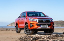 Toyota HiLux, front