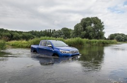 Toyota Hilux, 2016, wading, front