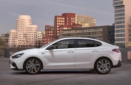 Hyundai i30 Fastback N Line side