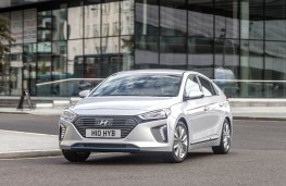 Hyundai IONIQ, front action 2